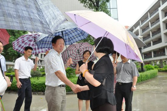 花都区林中坚区长,李荣渝副区长莅临我校参观考察